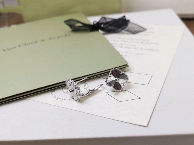 VCA CLOVER MEDIUM STUD EARRINGS
