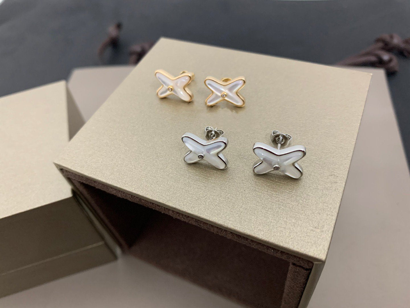 CHAUMET JEUX DE WHITE MOP SILVER DIAMOND EARRINGS