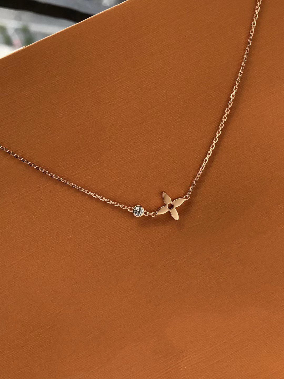 LOUIS VUITTON BLOSSOM PENDANT PINK GOLD AND DIAMOND